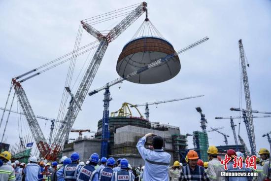 資料圖：5月25日下午5時58分，中國自主三代核電“華龍一號”全球首堆示范工程——中核集團福清核電5號機組穹頂?shù)跹b成功。<a target='_blank' href='http://www.chinanews.com/'>中新社</a>發(fā) 鐘鷹 攝