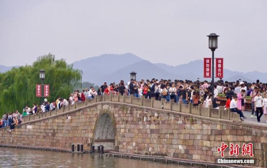 10月3日，國慶長假第三天，大量游客涌入西湖斷橋。 <a target='_blank' href='http://www.chinanews.com/'>中新社</a>記者 李晨韻 攝