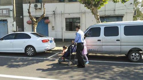 5歲女孩路邊陪護嬰兒 90后警察發(fā)現(xiàn)險情伸援手