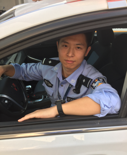 5歲女孩路邊陪護嬰兒 90后警察發(fā)現(xiàn)險情伸援手