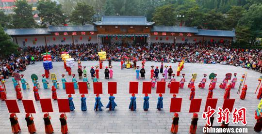 2017年的“國(guó)慶中秋”假日，兩節(jié)的疊加效應(yīng)，超長(zhǎng)的假日時(shí)間，高速免費(fèi)通行的政策，促使人們出游熱情高漲?！〕声i 攝