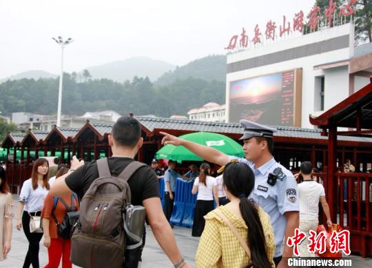 南岳區(qū)千余名干部職工深入城區(qū)各主要道路、景點(diǎn)值班值勤?！∥柠愘F 攝