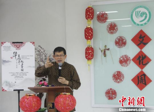 圖為印尼阿拉扎大學(xué)校長盧比斯到場祝賀并致辭?！×钟纻?攝