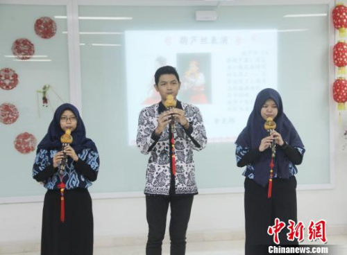 圖為印尼學(xué)生演奏葫蘆絲。　林永傳 攝