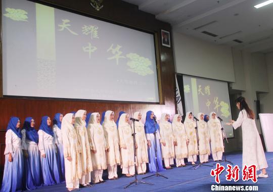 中國(guó)僑網(wǎng)2日下午，“天耀中華”文藝巡演在印尼阿拉扎大學(xué)舉行。該藝術(shù)交流團(tuán)由中國(guó)國(guó)家漢辦／孔子學(xué)院總部派出，演員由河北師范大學(xué)的師生組成。圖為阿拉扎大學(xué)孔子學(xué)院合唱團(tuán)帶來(lái)合唱《友誼地久天長(zhǎng)》?！×钟纻鳌z