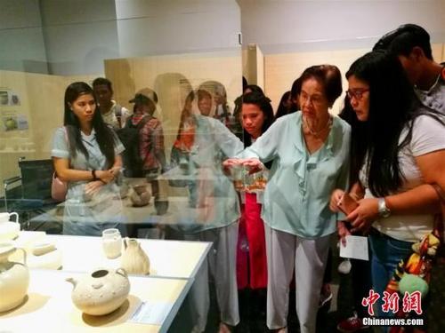 中國僑網(wǎng)9月30日是“菲律賓發(fā)現(xiàn)的宋元福建陶瓷展”的最后一天，菲律賓一所高中的數(shù)十位師生前往馬尼拉阿亞拉博物館參觀。圖為莊良有女士（右二）在講解千年前中國貿(mào)易陶瓷來到菲律賓的故事。中新社記者 關(guān)向東 攝