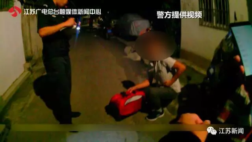 男子回家發(fā)現(xiàn)廁所有陌生人:洗澡換衣服 借口上廁所