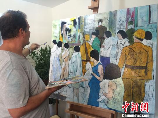 克里斯蒂安·帕赫在南京創(chuàng)作油畫《體檢》。 侵華日軍南京大屠殺遇難同胞紀(jì)念館供圖