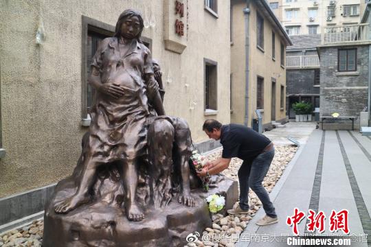 克里斯蒂安·帕赫在南京利濟(jì)巷慰安所舊址陳列館內(nèi)獻(xiàn)花。 侵華日軍南京大屠殺遇難同胞紀(jì)念館供圖