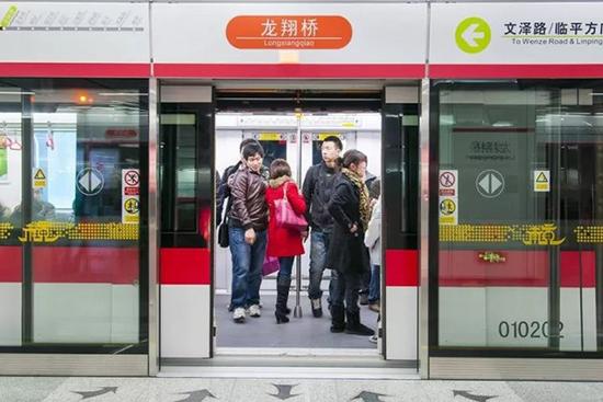 網(wǎng)友地鐵偶遇下班副市長(zhǎng):站車廂角落 有座位沒(méi)坐