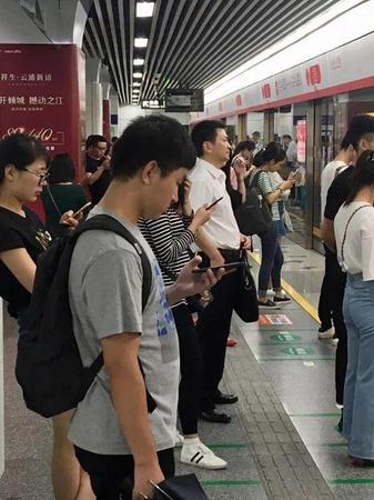 網(wǎng)友地鐵偶遇下班副市長(zhǎng):站車廂角落 有座位沒(méi)坐