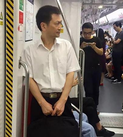 網(wǎng)友地鐵偶遇下班副市長(zhǎng):站車廂角落 有座位沒(méi)坐