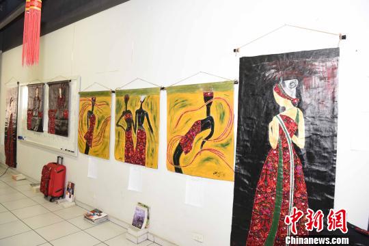 圖為“多彩貴州南美書畫展”繪畫作品?！∧尚?攝