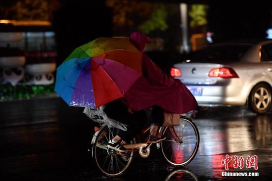 10月10日，市民雨中騎行。俗話說(shuō)“一場(chǎng)秋雨一場(chǎng)寒”，寒露節(jié)氣剛過(guò)，陰雨天氣到訪昆明，氣溫下降，“春城”秋意漸濃。<a target='_blank' href='http://www.chinanews.com/'>中新社</a>記者 劉冉陽(yáng) 攝