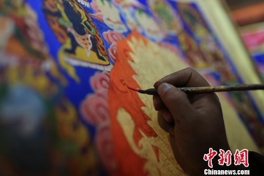 圖為阿阿扎巴繪制唐卡?！⊥貔i 攝