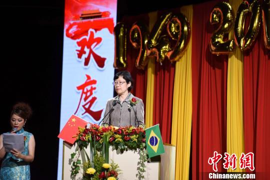 中國(guó)僑網(wǎng)圖為中國(guó)駐圣保羅總領(lǐng)事陳佩潔致辭?！∧尚邸z