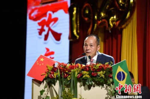 圖為巴西華人協(xié)會(huì)會(huì)長(zhǎng)朱蘇忠致辭?！∧尚?攝