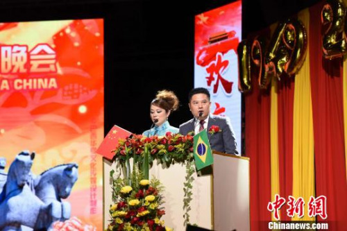 圖為巴西華人協(xié)會(huì)秘書長(zhǎng)張立群(右)和唐韻藝術(shù)團(tuán)團(tuán)長(zhǎng)林筠主持晚會(huì)?！∧尚?攝