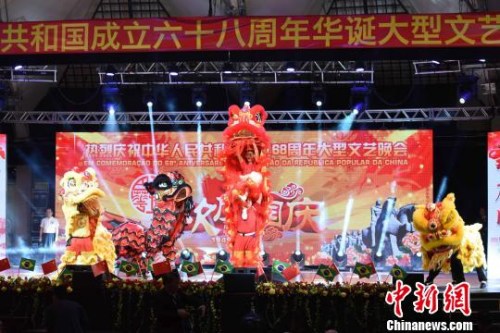 圖為開場(chǎng)舞獅助興。　莫成雄 攝