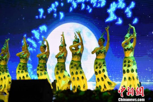 圖為唐韻藝術(shù)團(tuán)表演舞蹈《碧波孔雀》?！∧尚?攝