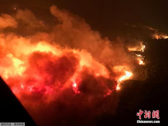 從空中航拍的美國加州山火現(xiàn)場。