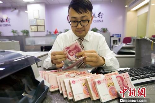 資料圖：山西太原，銀行工作人員清點貨幣。中新社記者 張云 攝