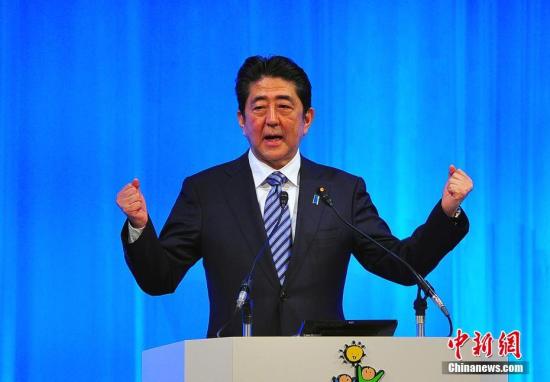 日本自民黨第84屆大會3月5日在東京舉行，正式?jīng)Q定將其黨章中原先規(guī)定的“最多2屆6年”的總裁任期，改為“最多3屆9年”。藉此，現(xiàn)任日本首相安倍晉三，得以在明年秋季其任期屆滿后，連續(xù)第三次參選自民黨總裁，從而打開其孜孜以求的長期執(zhí)政之門。 <a target='_blank' href='http://www.chinanews.com/'>中新社</a>記者 王健 攝