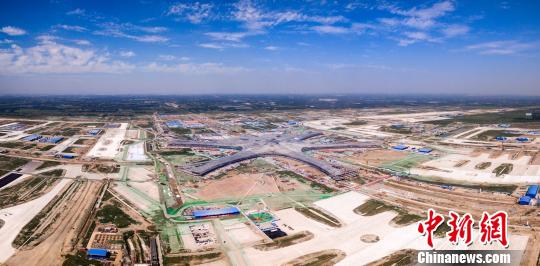 10月16日，北京新機(jī)場建設(shè)指揮部發(fā)布消息稱，新機(jī)場力爭于2017年底實(shí)現(xiàn)封頂封圍，全部工程計(jì)劃于2019年7月竣工，并于10月試運(yùn)行。圖為建設(shè)中的北京新機(jī)場航拍圖。北京新機(jī)場建設(shè)指揮部供圖