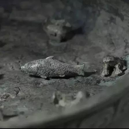 再仔細(xì)想想，在容器底部裝上萌萌的小動(dòng)物，這個(gè)創(chuàng)意有沒有似曾相識(shí)？