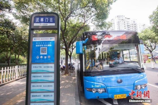 資料圖:杭州506路公交車(chē)(圖文無(wú)關(guān)) <a target='_blank' href='http://www.chinanews.com/'>中新社</a>發(fā) 許康平 攝 資料圖:杭州506路公交車(chē)(圖文無(wú)關(guān)) <a target='_blank' href='http://www.chinanews.com/'>中新社</a>發(fā) 許康平 攝