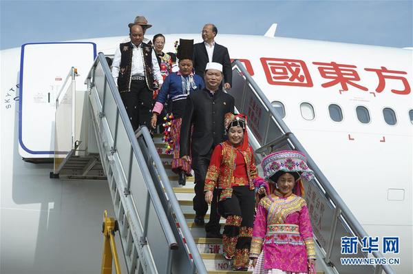 10月16日，來自云南省的黨的十九大代表乘飛機(jī)抵達(dá)首都國(guó)際機(jī)場(chǎng)。