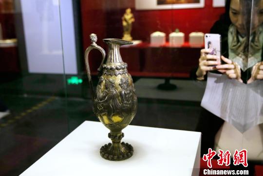 圖為民眾參觀展出的波斯薩珊朝胡瓶?！堖h(yuǎn) 攝