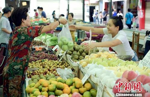 資料圖：農(nóng)貿(mào)市場內(nèi)民眾正在購買水果。<a target='_blank' href='http://www.chinanews.com/'>中新社</a>記者 劉忠俊 攝