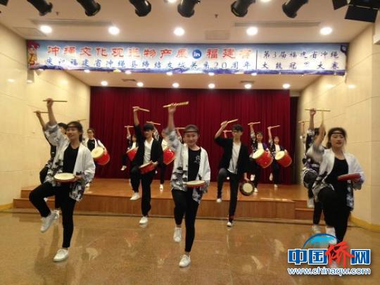 中國(guó)僑網(wǎng)太鼓表演?！×_巡　攝