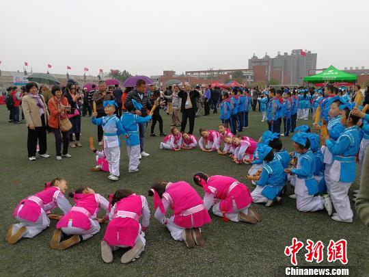 中國(guó)僑網(wǎng)海外華校校董紛紛在山西河津中學(xué)的特色教學(xué)展示項(xiàng)目“國(guó)學(xué)經(jīng)典誦讀”展示區(qū)駐足?！罱苡ⅰz