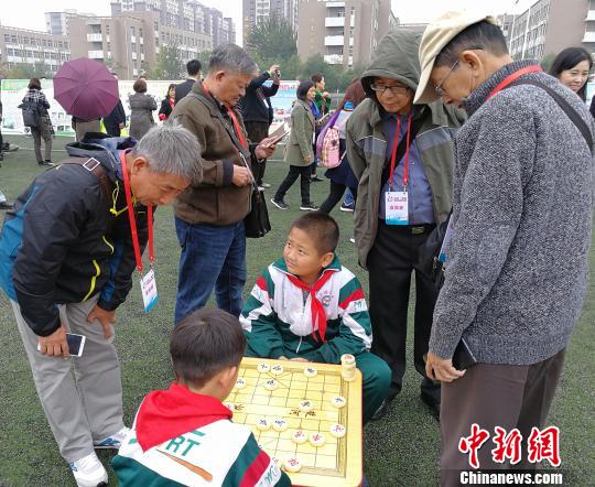 海外華校校董在山西河津中學(xué)觀看學(xué)生下象棋?！罱苡?攝