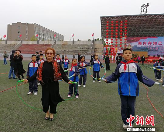 西班牙馬德里愛(ài)華中文學(xué)校校長(zhǎng)黃小捷饒有興致地與學(xué)生進(jìn)行跳繩比賽。　楊杰英 攝