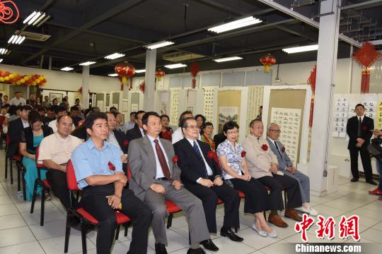 圖為書畫展開幕式現(xiàn)場。　莫成雄 攝