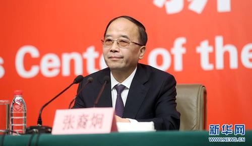 10月21日，十九大新聞中心舉辦記者招待會，邀請中共中央統(tǒng)戰(zhàn)部常務副部長張裔炯、副部長冉萬祥，中共中央對外聯(lián)絡部副部長郭業(yè)洲介紹黨的統(tǒng)一戰(zhàn)線工作和黨的對外交往情況，并回答記者提問。圖為中共中央統(tǒng)戰(zhàn)部常務副部長張裔炯。新華網(wǎng) 郝廣鵬 攝 圖片來源：新華網(wǎng)