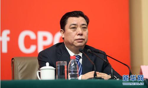 10月21日，十九大新聞中心舉辦記者招待會，邀請中共中央統(tǒng)戰(zhàn)部常務副部長張裔炯、副部長冉萬祥，中共中央對外聯(lián)絡部副部長郭業(yè)洲介紹黨的統(tǒng)一戰(zhàn)線工作和黨的對外交往情況，并回答記者提問。圖為中共中央統(tǒng)戰(zhàn)部副部長冉萬祥。新華網(wǎng) 郝廣鵬 攝 圖片來源：新華網(wǎng)