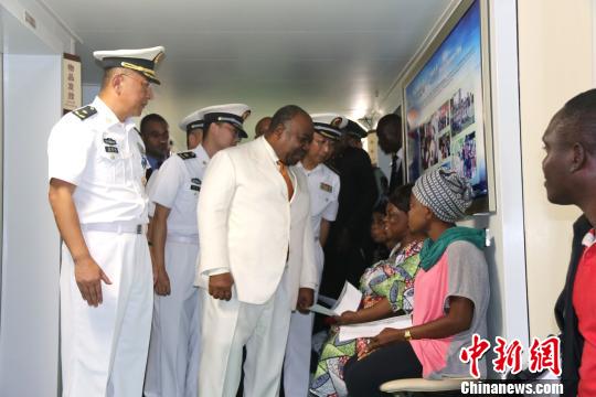 在中國(guó)海軍和平方舟醫(yī)院船，加蓬總統(tǒng)邦戈與等候就診的加蓬民眾親切交談?！⒀?攝