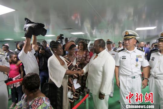 在中國(guó)海軍和平方舟醫(yī)院船，加蓬總統(tǒng)邦戈與排隊(duì)掛號(hào)的加蓬民眾親切握手。　劉洋 攝
