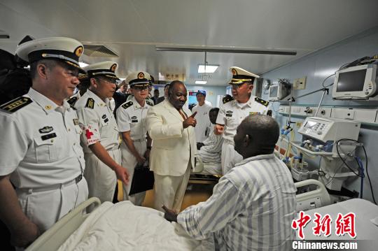 在中國(guó)海軍和平方舟醫(yī)院船，加蓬總統(tǒng)邦戈詢問白內(nèi)障患者術(shù)后的診療效果?！〗?攝