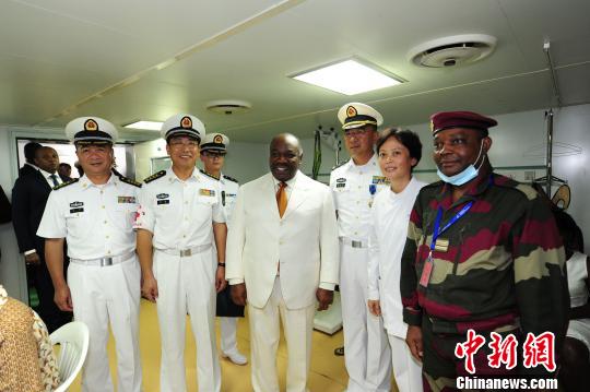 在中國(guó)海軍和平方舟醫(yī)院船門診，加蓬總統(tǒng)邦戈與和平方舟醫(yī)院船中醫(yī)專家李偉紅(右二)及她的學(xué)生、加三軍總醫(yī)院醫(yī)生阿迪坎德姆博(右一)合影留念?！〗?攝