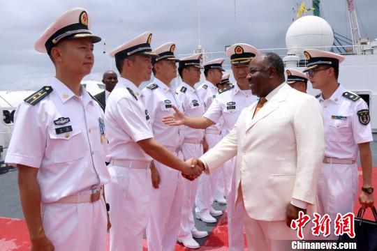 在中國(guó)海軍和平方舟醫(yī)院船，加蓬總統(tǒng)邦戈親切接見了獲得加蓬國(guó)家榮譽(yù)勛章的中國(guó)海軍官兵。圖為邦戈總統(tǒng)與和平方舟醫(yī)院船船長(zhǎng)郭保豐親切握手?！⒀?攝