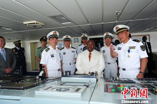 加蓬總統(tǒng)邦戈參觀中國(guó)海軍和平方舟醫(yī)院船駕駛室?！〗?攝