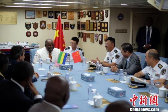 在中國(guó)海軍和平方舟醫(yī)院船會(huì)議室，加蓬總統(tǒng)邦戈觀看了和平方舟宣傳介紹片，并與任務(wù)指揮所領(lǐng)導(dǎo)進(jìn)行會(huì)談。　江山 攝