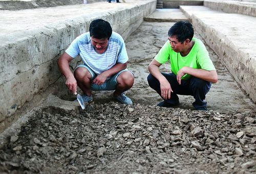 聯(lián)合考古隊在容城縣南陽村考古，發(fā)掘古燕國城墻遺址。 攝影/劉向陽