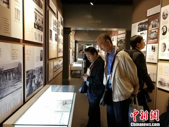 中國僑網(wǎng)海外華教代表參觀山西大學(xué)展覽館。 楊杰英 攝