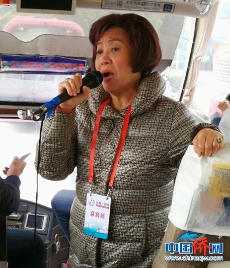 中國(guó)僑網(wǎng)泰國(guó)華文民校協(xié)會(huì)副主席何韻唱起華文歌曲《鄉(xiāng)愁》，勾起了車上近40位海外華教代表心中的那份“鄉(xiāng)愁”，不少人眼泛淚光輕聲跟著和?！罱苡ⅰz